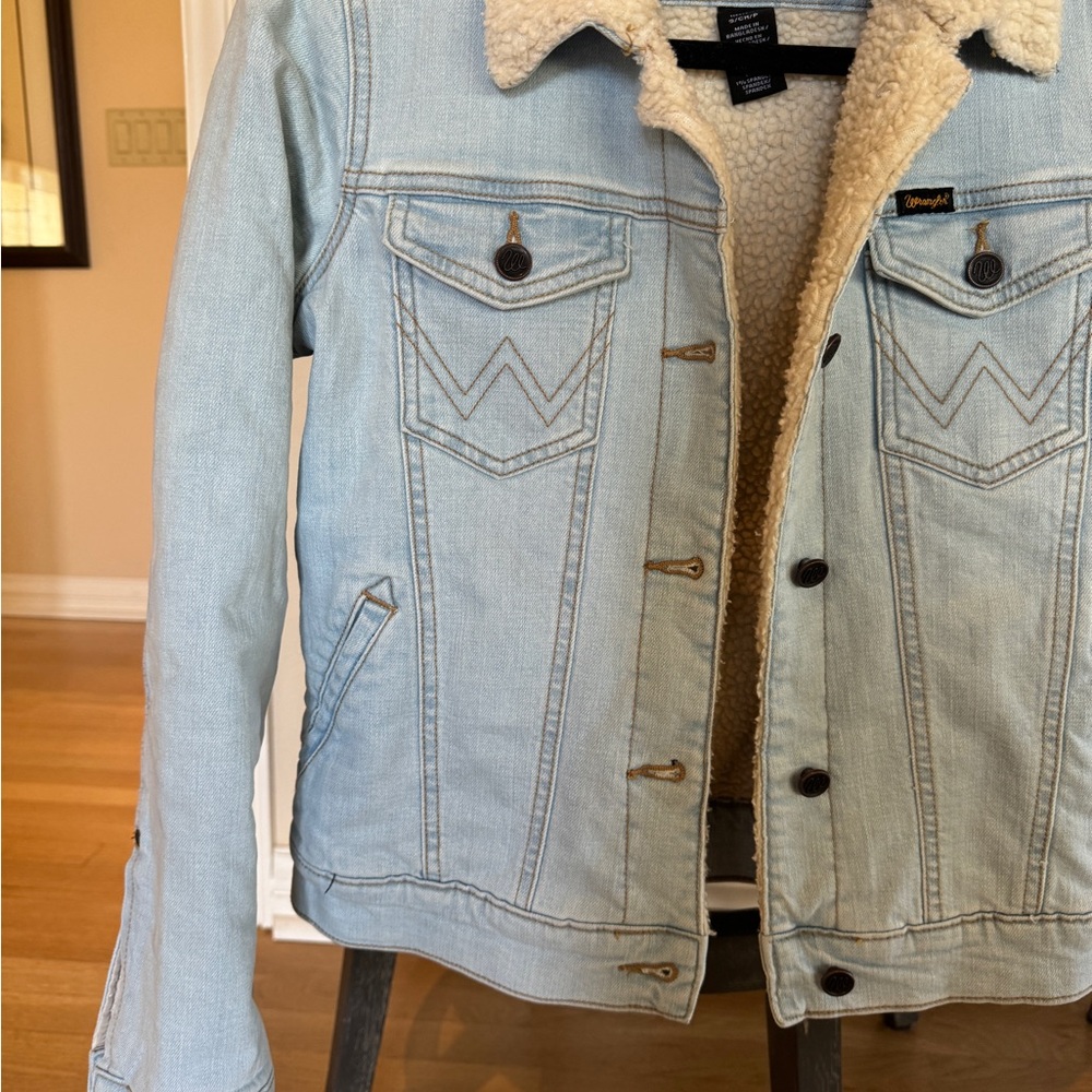 Wrangler Light Blue Denim Jacket with Cream Sherpa Lining - Picture 6 of 6